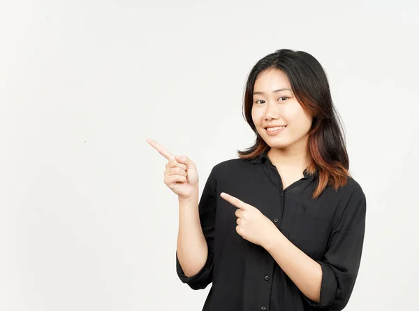 Mostrando Prodotto Puntando Lato Bella Donna Asiatica Isolato Sfondo Bianco — Foto Stock