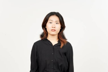 Beyaz arka planda izole edilmiş Asyalı güzel bir kadının kızgın yüz ifadesi