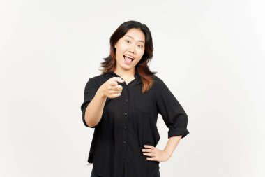 Beyaz arka planda izole edilmiş güzel bir Asyalı kadının gülümsemesi ve işaret etmesi
