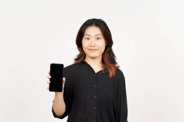 Beyaz Arkaplanda İzole Edilmiş Güzel Asyalı Kadın 'ın Boş Ekran Telefonundaki Uygulamaları veya İlanları Gösteriliyor