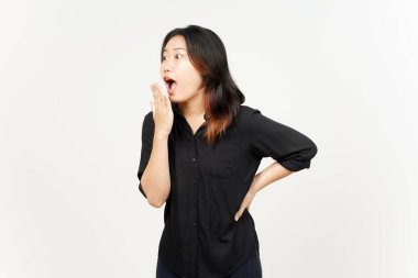 Beyaz arka planda tecrit edilmiş güzel Asyalı kadının heyecan verici jesti