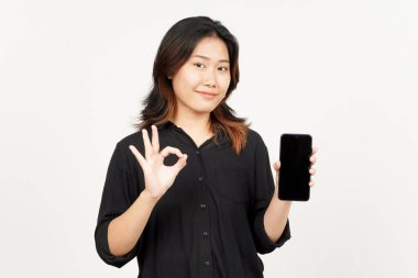 Beyaz Arkaplanda İzole Edilmiş Güzel Asyalı Kadın 'ın Boş Ekran Telefonundaki Uygulamaları veya İlanları Gösteriliyor