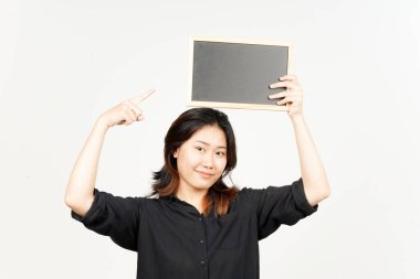 Beyaz üzerinde izole edilmiş güzel Asyalı Kadın Karatahı 'nı gösteriyor, sunuyor ve tutuyor