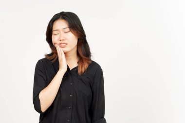 Beyaz arka planda tecrit edilmiş güzel bir Asyalı kadının diş ağrısı jesti