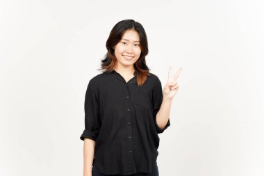 Beyaz arka planda tecrit edilmiş Güzel Asyalı Kadın Barış işareti gösteriliyor