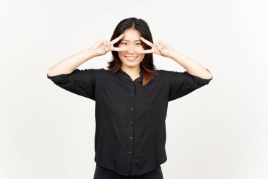 Beyaz arka planda tecrit edilmiş Güzel Asyalı Kadın Barış işareti gösteriliyor