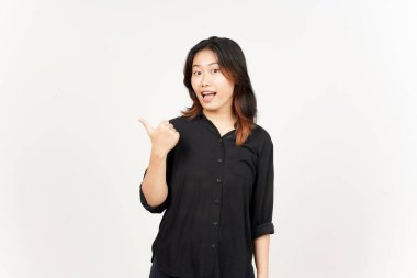 Sunan ve Gösteren Yan Ürünler Beyazın Üzerinde İzole Edilmiş Güzel Asyalı Kadın Başparmağını Kullanıyor