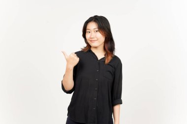 Sunan ve Gösteren Yan Ürünler Beyazın Üzerinde İzole Edilmiş Güzel Asyalı Kadın Başparmağını Kullanıyor