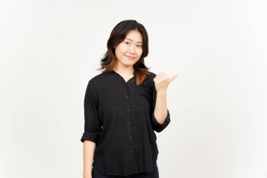 Sunan ve Gösteren Yan Ürünler Beyazın Üzerinde İzole Edilmiş Güzel Asyalı Kadın Başparmağını Kullanıyor