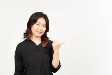 Sunan ve Gösteren Yan Ürünler Beyazın Üzerinde İzole Edilmiş Güzel Asyalı Kadın Başparmağını Kullanıyor