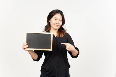 Beyaz üzerinde izole edilmiş güzel Asyalı Kadın Karatahı 'nı gösteriyor, sunuyor ve tutuyor