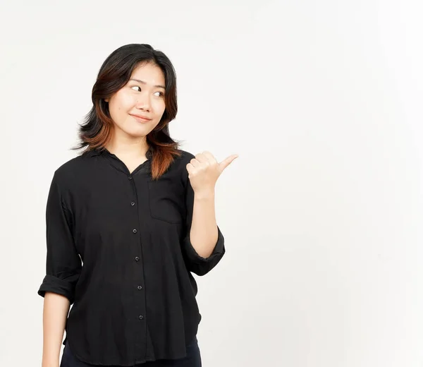 白に隔離された美しいアジアの女性の親指を使用してサイド製品を提示し ポインティング — ストック写真