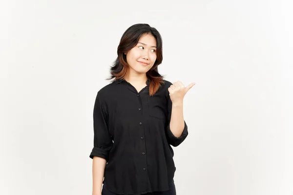 Prezentace Ukazující Vedlejší Produkt Pomocí Palce Krásné Asijské Ženy Izolované — Stock fotografie