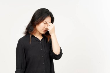 Beyaz arka planda tecrit edilmiş güzel bir Asyalı kadının baş ağrısı.