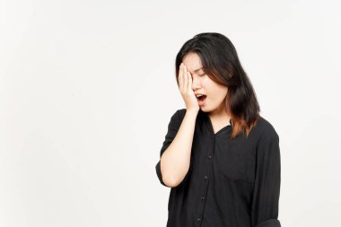 Beyaz arka planda tecrit edilmiş güzel bir Asyalı kadının baş ağrısı.