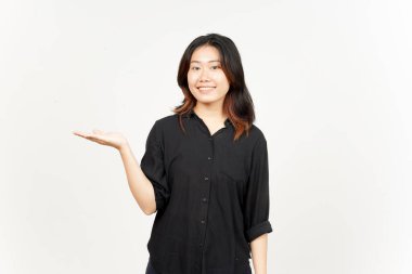 Beyaz arka planda tecrit edilmiş güzel Asyalı Kadın Açık Avuç 'ta Ürünleri Gösterme ve Sunma