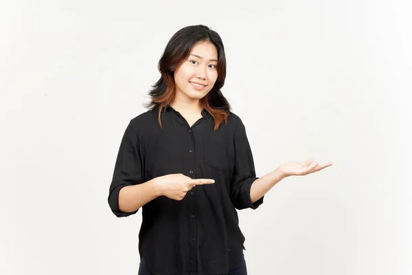 Mostrando Presentando Producto Palma Abierta Hermosa Mujer Asiática Aislada Sobre —  Fotos de Stock