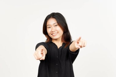 Beyaz arka planda izole edilmiş, gülümseyen ve kamerayı gösteren güzel Asyalı kadın.