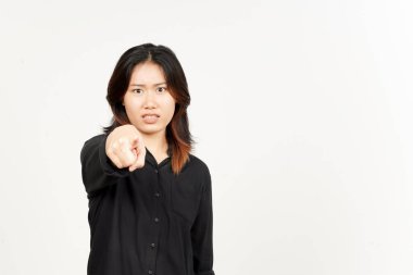 Beyaz arka planda izole edilmiş güzel Asyalı kadına kızgın ve işaret ediyor.