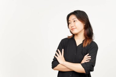 Kollarını kavuşturup beyaz arka planda tecrit edilmiş güzel Asyalı kadına bak.