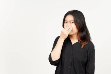 Beyaz arka planda yalnız bırakılmış pis kokulu ve iğrenç bir Asyalı kadın kokusu alıyorum.