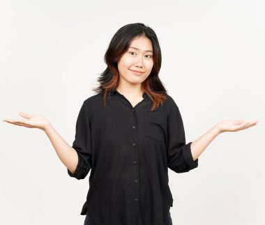 Açık Avuç 'ta Beyaz Üzerine İzole Güzel Asyalı Kadın' ın İki Ürününü Göstermek ve Sunmak