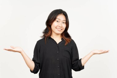 Açık Avuç 'ta Beyaz Üzerine İzole Güzel Asyalı Kadın' ın İki Ürününü Göstermek ve Sunmak