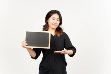 Beyaz üzerinde izole edilmiş güzel Asyalı Kadın Karatahı 'nı gösteriyor, sunuyor ve tutuyor