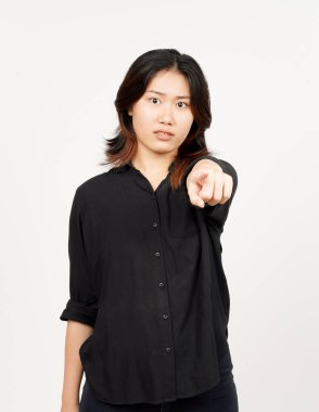 Seni işaret ediyor ve beyaz arka planda tecrit edilmiş güzel Asyalı kadına kızgın.