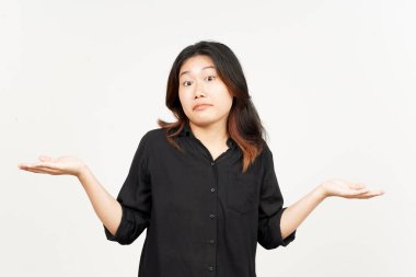 Şaşkın, beyaz arka planda tecrit edilmiş güzel bir Asyalı kadının el hareketi bilmiyorum.