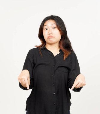 Beyaz Arkaplanda İzole Edilmiş Güzel Asyalı Kadın 'ın boş fotokopi alanını gösteriyor.