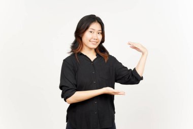 Beyaz arka planda tecrit edilmiş güzel bir Asyalı kadının Büyük İşaret Ürününü Ölçüyor ve Gösteriyor