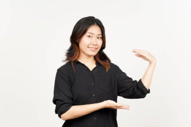 Beyaz arka planda tecrit edilmiş güzel bir Asyalı kadının Büyük İşaret Ürününü Ölçüyor ve Gösteriyor