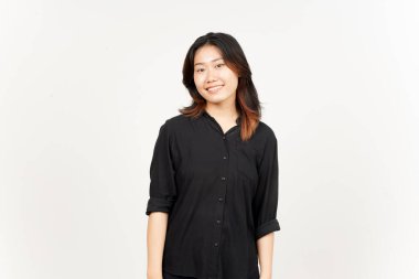 Beyaz arka planda izole edilmiş güzel Asyalı kadının gülümseyen ve kameraya bakan