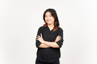 Beyaz arka planda izole edilmiş güzel Asyalı kadının gülümseyen ve katlanan kolları