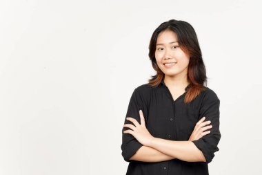 Beyaz arka planda izole edilmiş güzel Asyalı kadının gülümseyen ve katlanan kolları