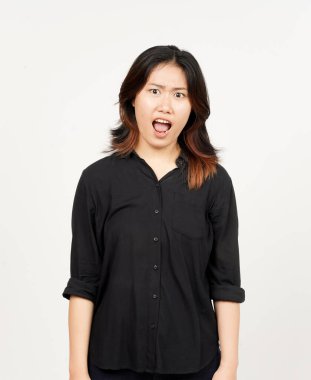 Beyaz arka planda izole edilmiş Asyalı güzel bir kadının kızgın yüz ifadesi