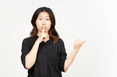 Şşş jest, sunan ve işaret eden yan ürün Güzel Asyalı Kadın Başparmağını kullanarak