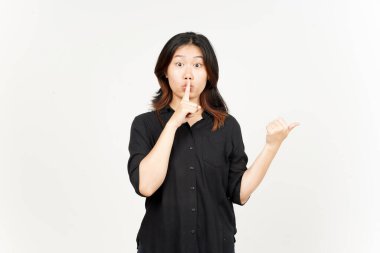 Şşş jest, sunan ve işaret eden yan ürün Güzel Asyalı Kadın Başparmağını kullanarak