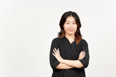 Beyaz arka planda izole edilmiş güzel Asyalı kadının gülümseyen ve katlanan kolları