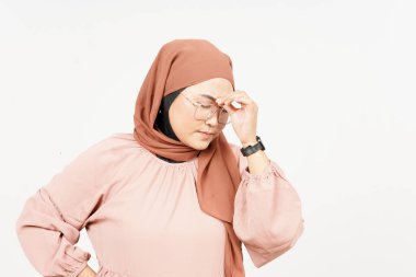 Beyaz arka planda başörtüsü takan güzel Asyalı kadının baş ağrısı jesti