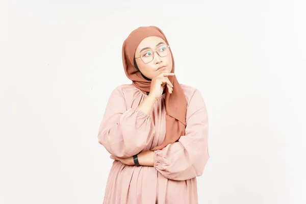 Pensando Gesto Bela Mulher Asiática Vestindo Hijab Isolado Fundo Branco — Fotografia de Stock