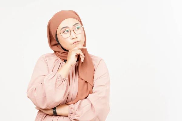 Мислення Жест Красивої Азіатки Хіджабі Ізольовані Білому Тлі — стокове фото