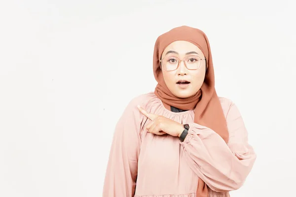 Показаны Продукт Указательная Сторона Красивой Азиатской Женщины Носящей Хиджаб Изолированный — стоковое фото