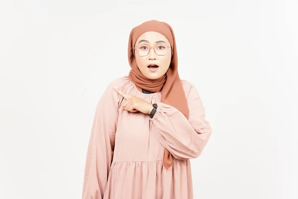 Showing Product Pointing Side Beautiful Asian Woman Wearing Hijab Isolated — Fotografia de Stock