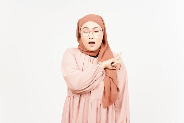 Showing Product Pointing Side Beautiful Asian Woman Wearing Hijab Isolated — стоковое фото