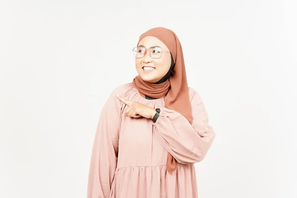 Mostrando Produto Apontando Lado Bela Mulher Asiática Vestindo Hijab Isolado — Fotografia de Stock