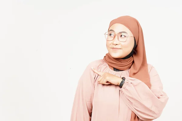 Showing Product Pointing Side Beautiful Asian Woman Wearing Hijab Isolated — Stok Foto