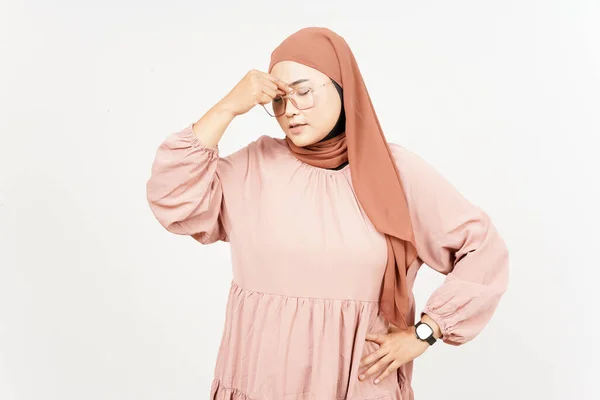 Leidenden Kopfschmerzen Geste Der Schönen Asiatischen Frau Tragen Hijab Isoliert — Stockfoto