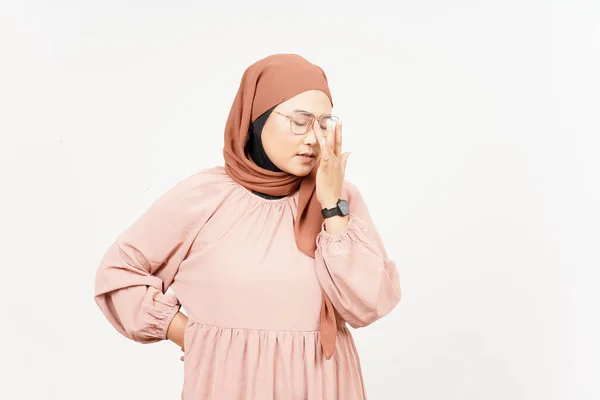 Страждаючий Головний Біль Жест Красивої Азіатки Хіджабі Ізольовані Білому Тлі — стокове фото